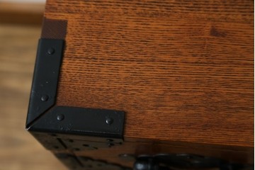 中古　楡(ニレ)材　閂(カンヌキ)付き　金具の立派なアンティーク調小箪笥　(R-069975)