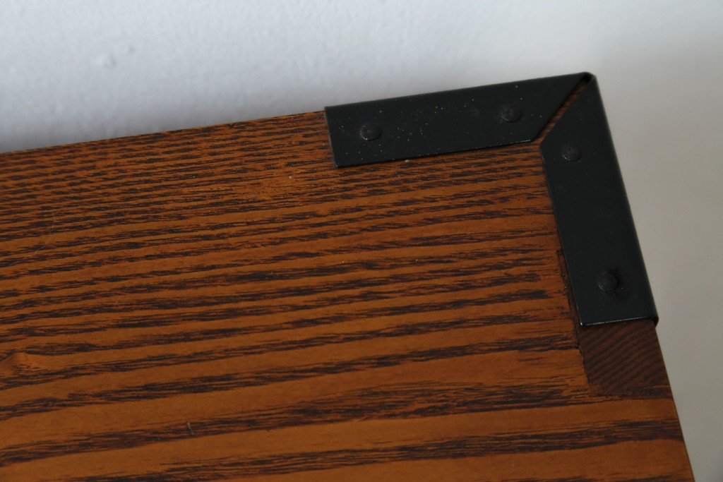 中古　楡(ニレ)材　閂(カンヌキ)付き　金具の立派なアンティーク調小箪笥　(R-069975)