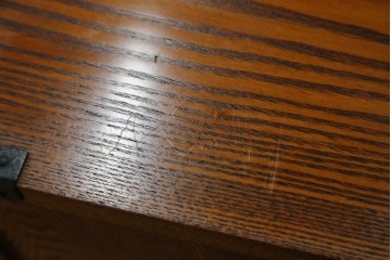 中古　楡(ニレ)材　閂(カンヌキ)付き　金具の立派なアンティーク調小箪笥　(R-069975)