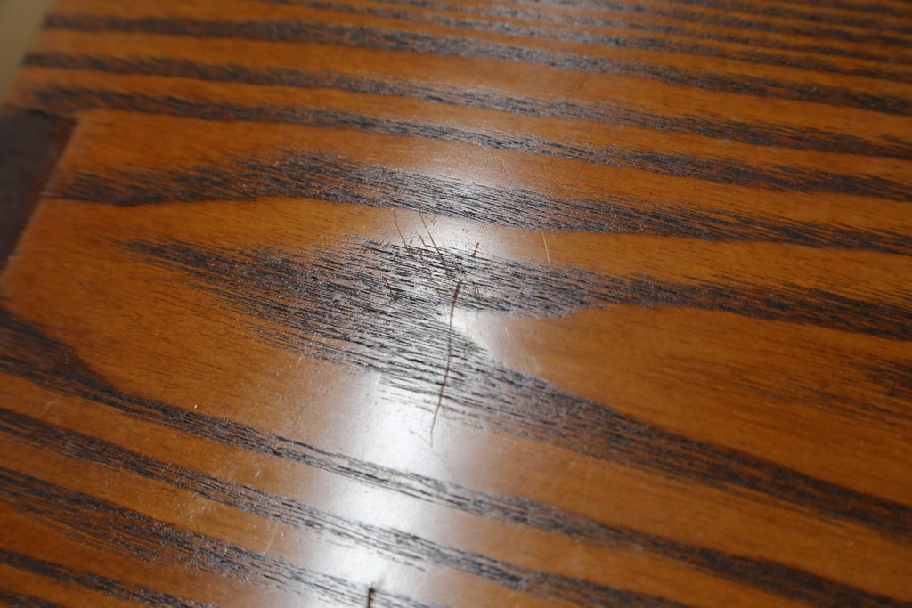 中古　楡(ニレ)材　閂(カンヌキ)付き　金具の立派なアンティーク調小箪笥　(R-069975)