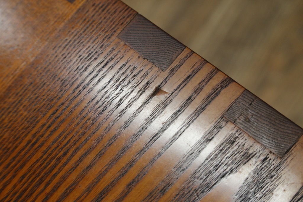 中古　楡(ニレ)材　閂(カンヌキ)付き　金具の立派なアンティーク調小箪笥　(R-069975)