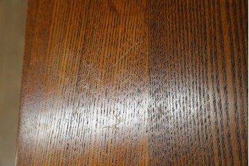 中古　楡(ニレ)材　閂(カンヌキ)付き　金具の立派なアンティーク調小箪笥　(R-069975)