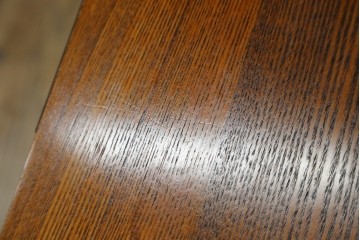 中古　楡(ニレ)材　閂(カンヌキ)付き　金具の立派なアンティーク調小箪笥　(R-069975)