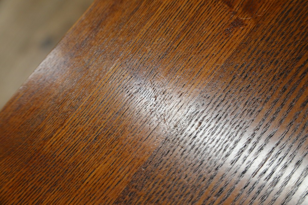 中古　楡(ニレ)材　閂(カンヌキ)付き　金具の立派なアンティーク調小箪笥　(R-069975)