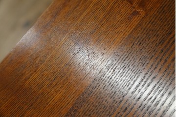 中古　楡(ニレ)材　閂(カンヌキ)付き　金具の立派なアンティーク調小箪笥　(R-069975)