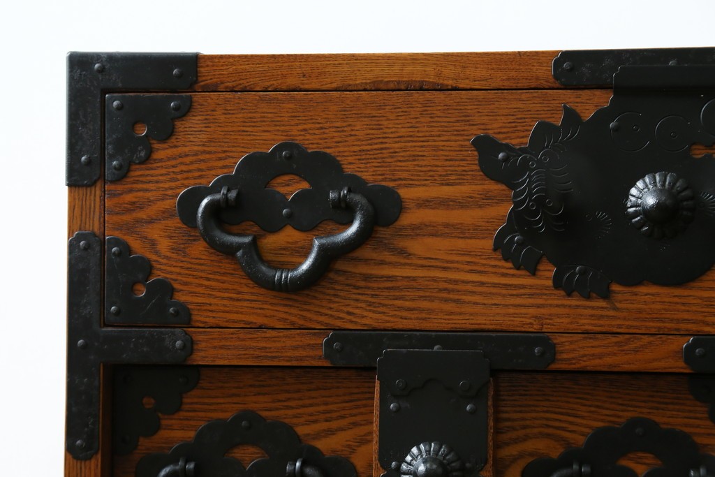 中古　楡(ニレ)材　閂(カンヌキ)付き　金具の立派なアンティーク調小箪笥　(R-069975)