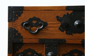 中古　楡(ニレ)材　閂(カンヌキ)付き　金具の立派なアンティーク調小箪笥　(R-069975)