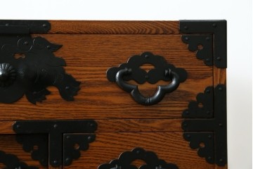 中古　楡(ニレ)材　閂(カンヌキ)付き　金具の立派なアンティーク調小箪笥　(R-069975)