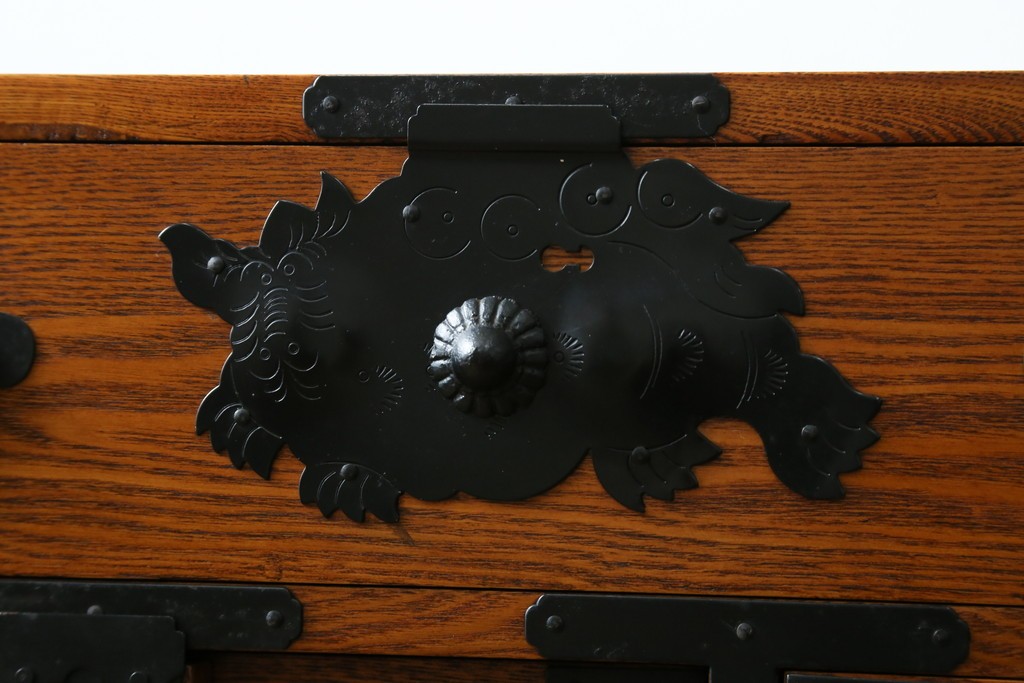 中古　楡(ニレ)材　閂(カンヌキ)付き　金具の立派なアンティーク調小箪笥　(R-069975)