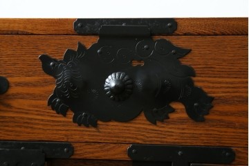 中古　楡(ニレ)材　閂(カンヌキ)付き　金具の立派なアンティーク調小箪笥　(R-069975)