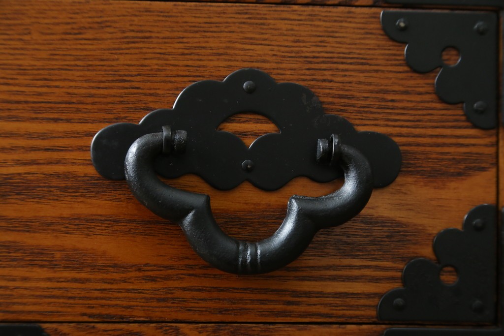 中古　楡(ニレ)材　閂(カンヌキ)付き　金具の立派なアンティーク調小箪笥　(R-069975)