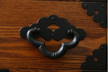 中古　楡(ニレ)材　閂(カンヌキ)付き　金具の立派なアンティーク調小箪笥　(R-069975)