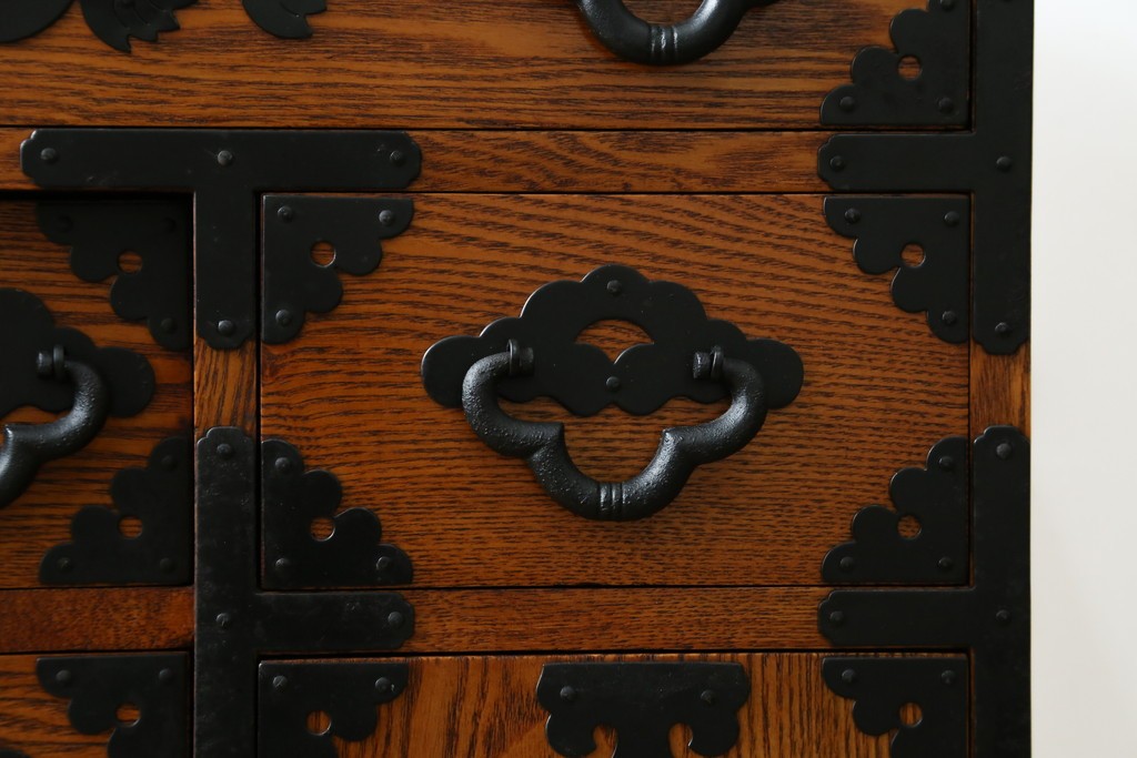 中古　楡(ニレ)材　閂(カンヌキ)付き　金具の立派なアンティーク調小箪笥　(R-069975)