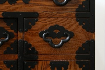 中古　楡(ニレ)材　閂(カンヌキ)付き　金具の立派なアンティーク調小箪笥　(R-069975)