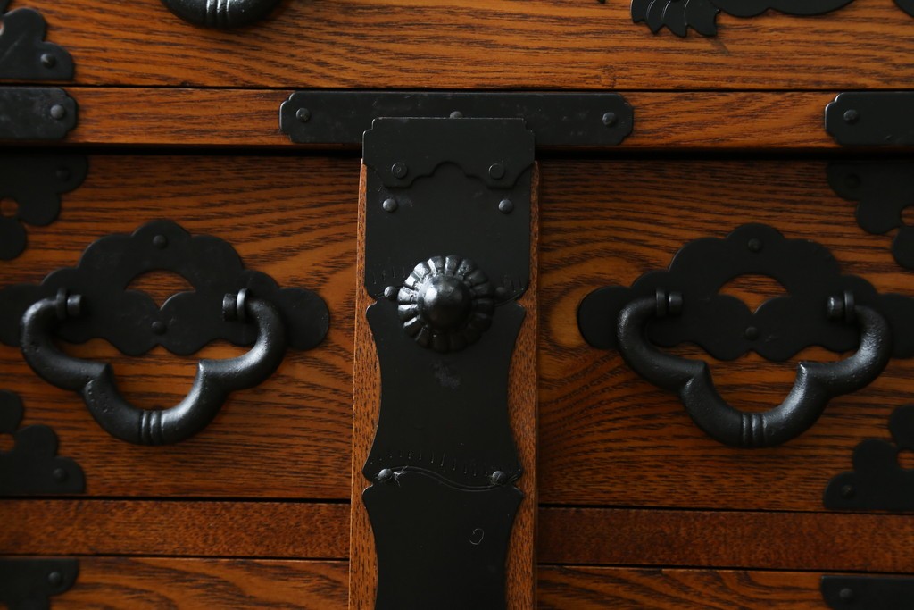 中古　楡(ニレ)材　閂(カンヌキ)付き　金具の立派なアンティーク調小箪笥　(R-069975)