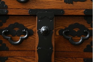 中古　楡(ニレ)材　閂(カンヌキ)付き　金具の立派なアンティーク調小箪笥　(R-069975)