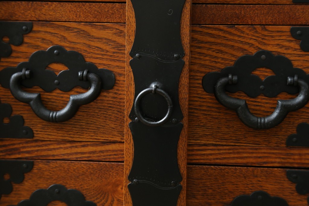 中古　楡(ニレ)材　閂(カンヌキ)付き　金具の立派なアンティーク調小箪笥　(R-069975)