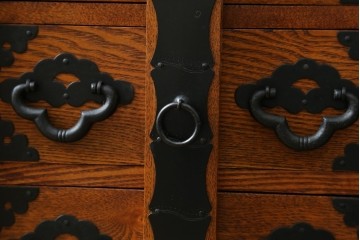 中古　楡(ニレ)材　閂(カンヌキ)付き　金具の立派なアンティーク調小箪笥　(R-069975)