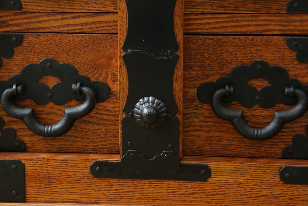 中古　楡(ニレ)材　閂(カンヌキ)付き　金具の立派なアンティーク調小箪笥　(R-069975)