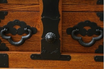 中古　楡(ニレ)材　閂(カンヌキ)付き　金具の立派なアンティーク調小箪笥　(R-069975)