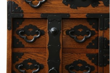 中古　楡(ニレ)材　閂(カンヌキ)付き　金具の立派なアンティーク調小箪笥　(R-069975)