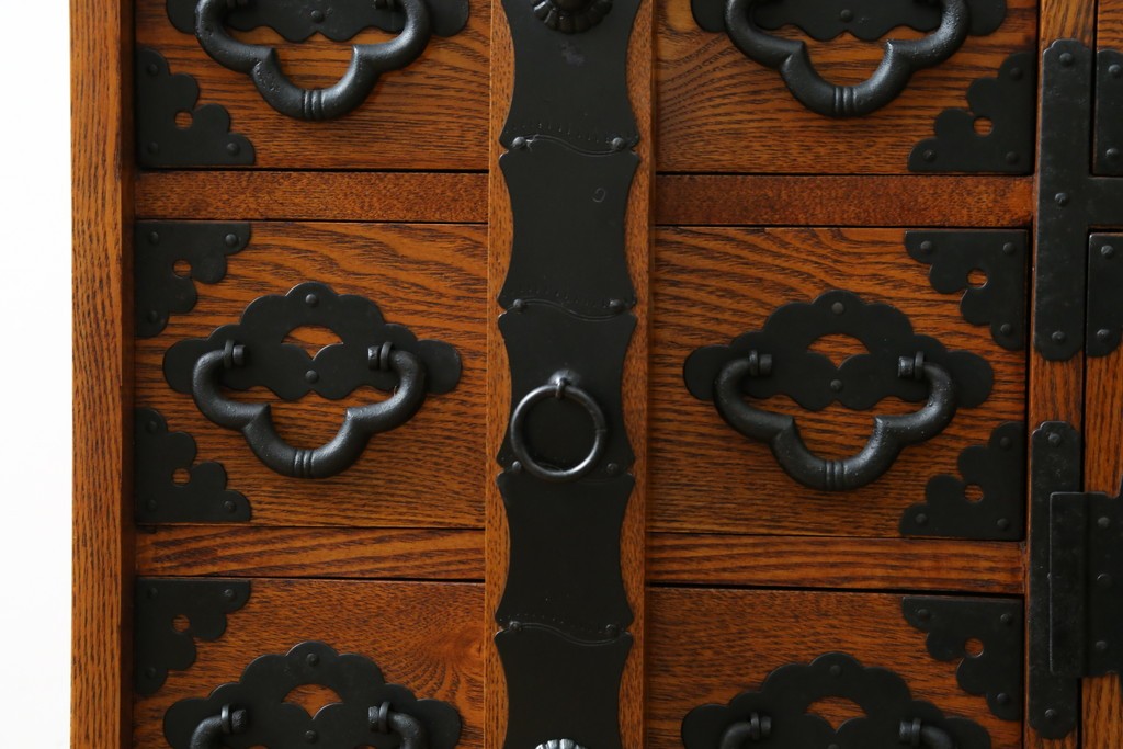 中古　楡(ニレ)材　閂(カンヌキ)付き　金具の立派なアンティーク調小箪笥　(R-069975)