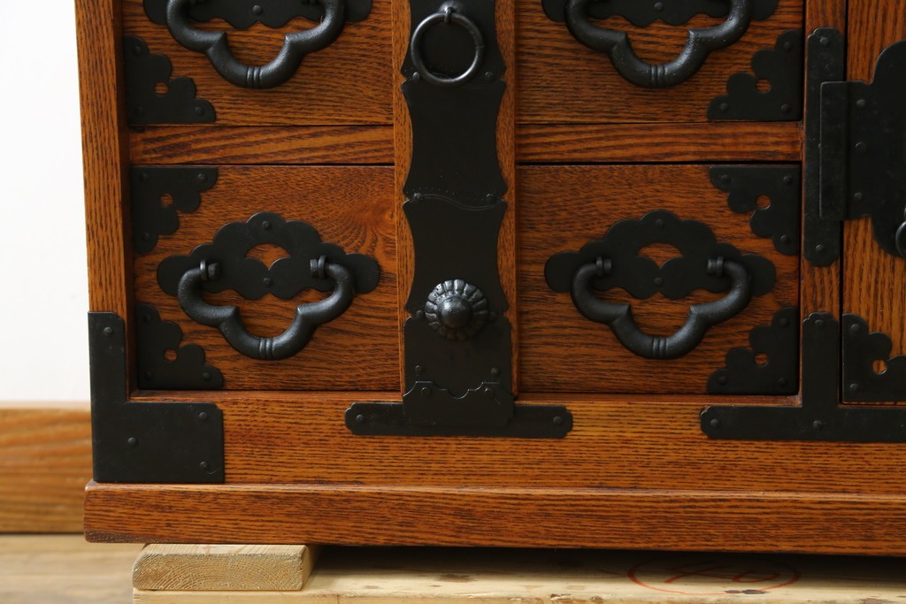中古　楡(ニレ)材　閂(カンヌキ)付き　金具の立派なアンティーク調小箪笥　(R-069975)