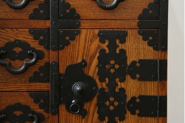中古　楡(ニレ)材　閂(カンヌキ)付き　金具の立派なアンティーク調小箪笥　(R-069975)