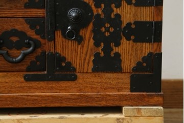 中古　楡(ニレ)材　閂(カンヌキ)付き　金具の立派なアンティーク調小箪笥　(R-069975)