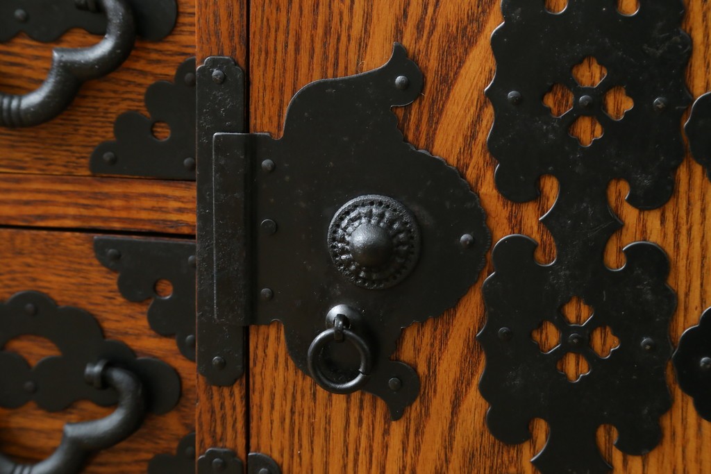 中古　楡(ニレ)材　閂(カンヌキ)付き　金具の立派なアンティーク調小箪笥　(R-069975)