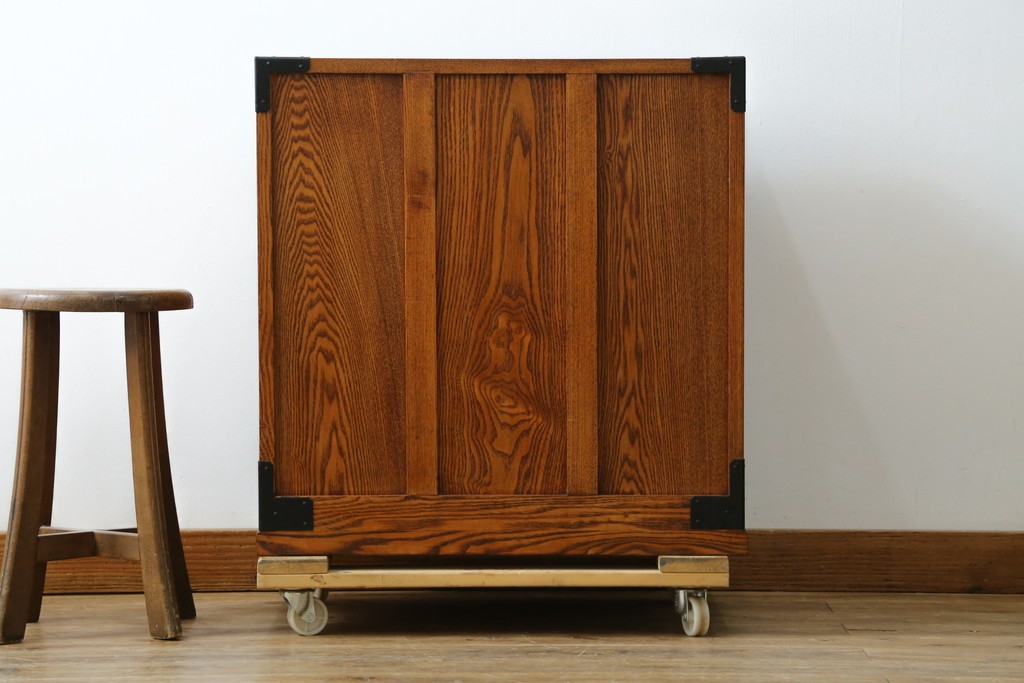 中古　楡(ニレ)材　閂(カンヌキ)付き　金具の立派なアンティーク調小箪笥　(R-069975)