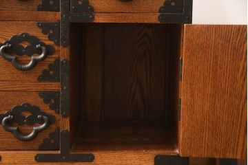 中古　楡(ニレ)材　閂(カンヌキ)付き　金具の立派なアンティーク調小箪笥(和箪笥、整理タンス、収納たんす、サイドチェスト、引き出し)(R-069975)
