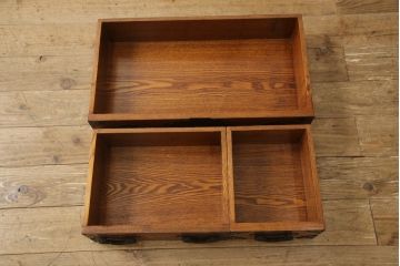 中古　楡(ニレ)材　閂(カンヌキ)付き　金具の立派なアンティーク調小箪笥(和箪笥、整理タンス、収納たんす、サイドチェスト、引き出し)(R-069975)