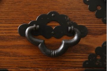 中古　楡(ニレ)材　閂(カンヌキ)付き　金具の立派なアンティーク調小箪笥(和箪笥、整理タンス、収納たんす、サイドチェスト、引き出し)(R-069975)