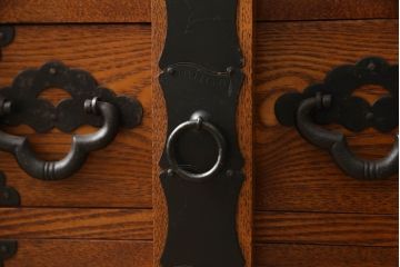 中古　楡(ニレ)材　閂(カンヌキ)付き　金具の立派なアンティーク調小箪笥(和箪笥、整理タンス、収納たんす、サイドチェスト、引き出し)(R-069975)