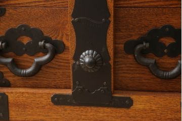 中古　楡(ニレ)材　閂(カンヌキ)付き　金具の立派なアンティーク調小箪笥(和箪笥、整理タンス、収納たんす、サイドチェスト、引き出し)(R-069975)