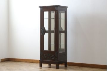 中古　美品　筑後民芸　和洋折衷なデザインが個性的で面白い縦型のキュリオケース(ガラスケース、キャビネット、ショーケース、飾り棚)(R-069976)