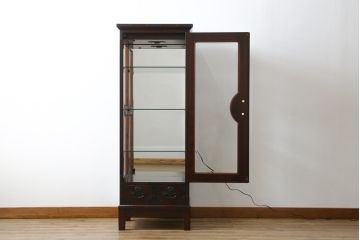 中古　美品　筑後民芸　和洋折衷なデザインが個性的で面白い縦型のキュリオケース(ガラスケース、キャビネット、ショーケース、飾り棚)(R-069976)
