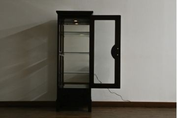 中古　美品　筑後民芸　和洋折衷なデザインが個性的で面白い縦型のキュリオケース(ガラスケース、キャビネット、ショーケース、飾り棚)(R-069976)