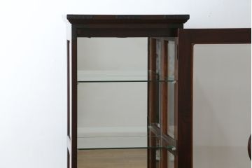 中古　美品　筑後民芸　和洋折衷なデザインが個性的で面白い縦型のキュリオケース(ガラスケース、キャビネット、ショーケース、飾り棚)(R-069976)