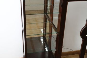 中古　美品　筑後民芸　和洋折衷なデザインが個性的で面白い縦型のキュリオケース(ガラスケース、キャビネット、ショーケース、飾り棚)(R-069976)