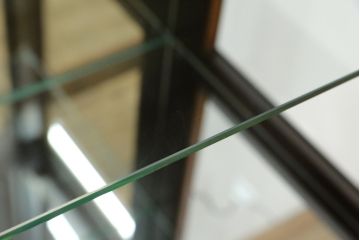 中古　美品　筑後民芸　和洋折衷なデザインが個性的で面白い縦型のキュリオケース(ガラスケース、キャビネット、ショーケース、飾り棚)(R-069976)