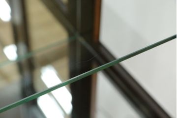 中古　美品　筑後民芸　和洋折衷なデザインが個性的で面白い縦型のキュリオケース(ガラスケース、キャビネット、ショーケース、飾り棚)(R-069976)