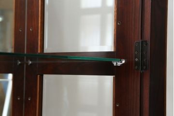 中古　美品　筑後民芸　和洋折衷なデザインが個性的で面白い縦型のキュリオケース(ガラスケース、キャビネット、ショーケース、飾り棚)(R-069976)
