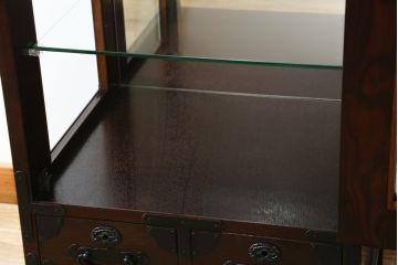 中古　美品　筑後民芸　和洋折衷なデザインが個性的で面白い縦型のキュリオケース(ガラスケース、キャビネット、ショーケース、飾り棚)(R-069976)