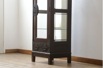 中古　美品　筑後民芸　和洋折衷なデザインが個性的で面白い縦型のキュリオケース(ガラスケース、キャビネット、ショーケース、飾り棚)(R-069976)