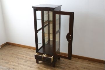 中古　美品　筑後民芸　和洋折衷なデザインが個性的で面白い縦型のキュリオケース(ガラスケース、キャビネット、ショーケース、飾り棚)(R-069976)