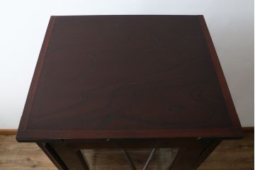 中古　美品　筑後民芸　和洋折衷なデザインが個性的で面白い縦型のキュリオケース(ガラスケース、キャビネット、ショーケース、飾り棚)(R-069976)