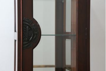 中古　美品　筑後民芸　和洋折衷なデザインが個性的で面白い縦型のキュリオケース(ガラスケース、キャビネット、ショーケース、飾り棚)(R-069976)