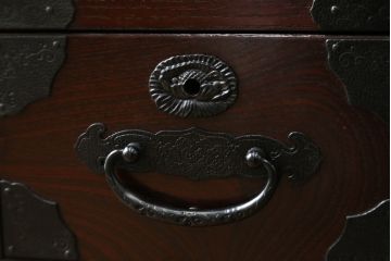 中古　美品　筑後民芸　和洋折衷なデザインが個性的で面白い縦型のキュリオケース(ガラスケース、キャビネット、ショーケース、飾り棚)(R-069976)